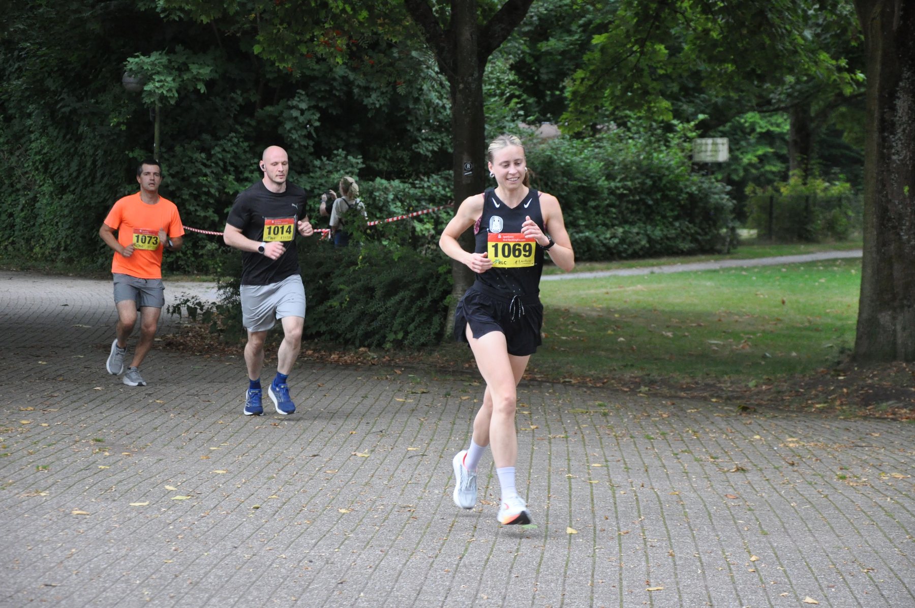 Läuferinnen und Läufer auf der Waldstrecke beim Abendlauf 2025